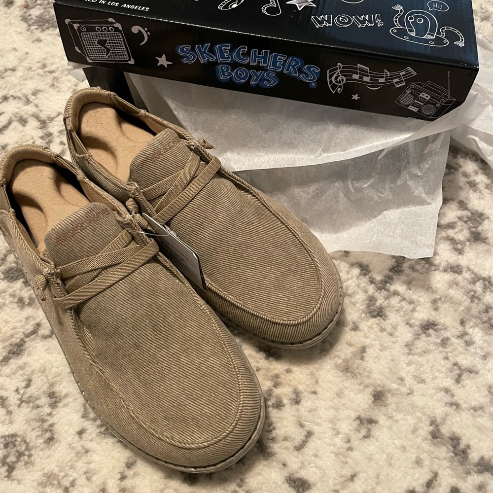 Skechers Boys size 6 NEW WITH TAGS Melson Taupe Canvas shoes